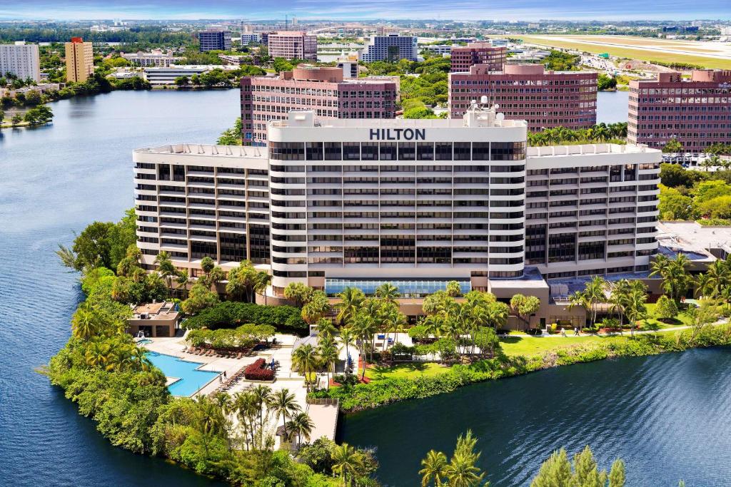 uma vista aérea para o resort da aldeia havaiana de Hilton em Hilton Miami Airport Blue Lagoon em Miami