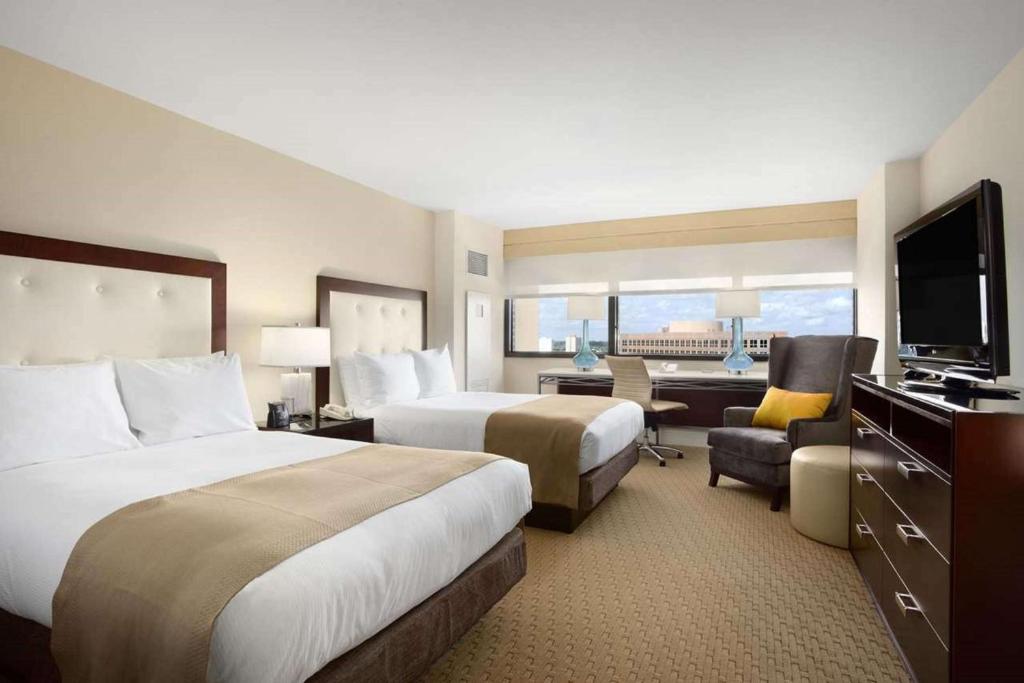 Hilton Miami Airport Blue Lagoon - 两张王后床和浴浴浴床的房间 -- -- 流动出入