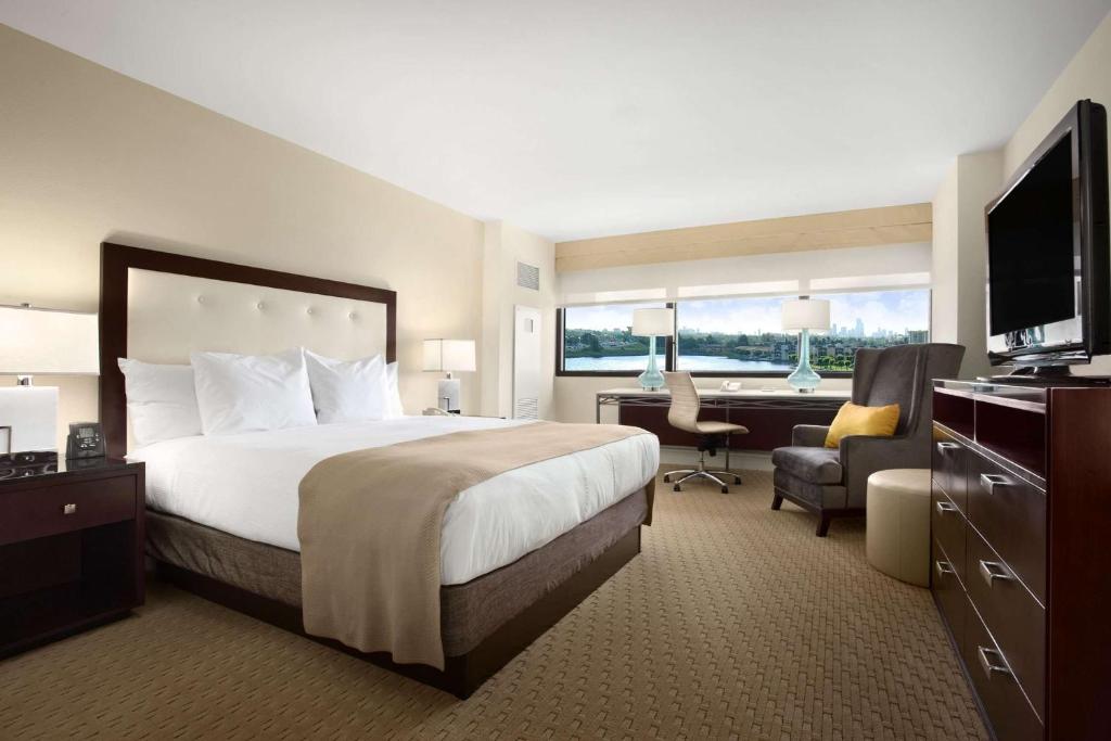 Hilton Miami Airport Blue Lagoon - King Room - 湖边视图