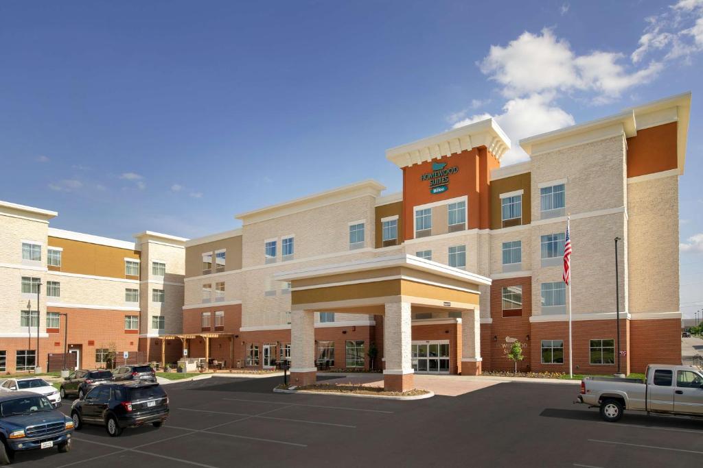rendering hotelu z samochodami zaparkowanymi na parkingu w obiekcie Homewood Suites By Hilton Kansas City Speedway w mieście Kansas City