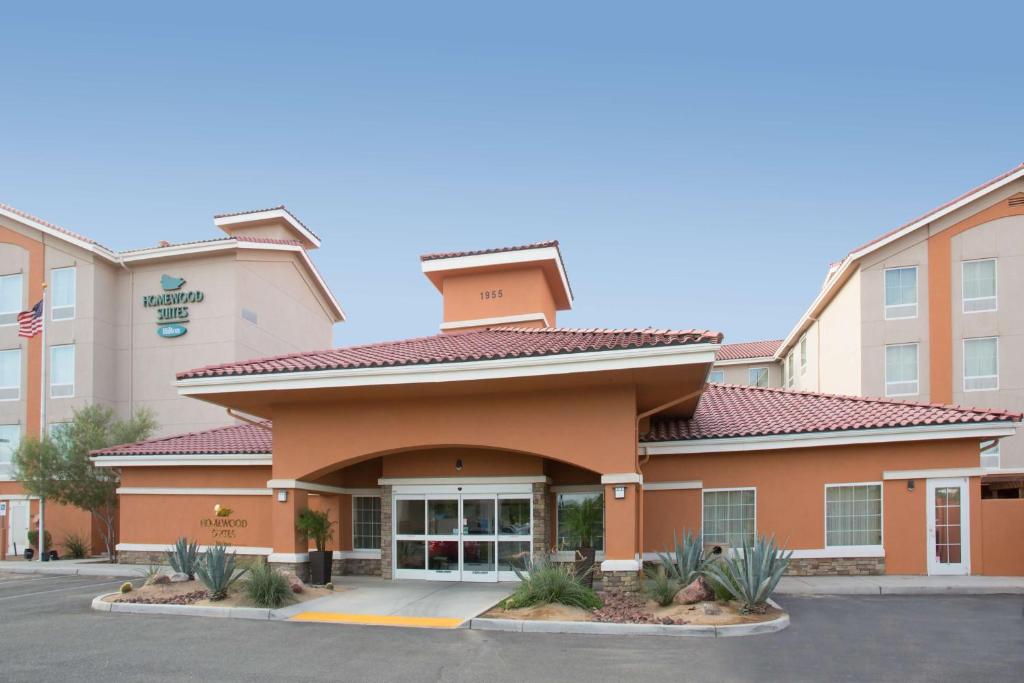a front view of a hotel at Homewood Suites by Hilton Yuma in Yuma