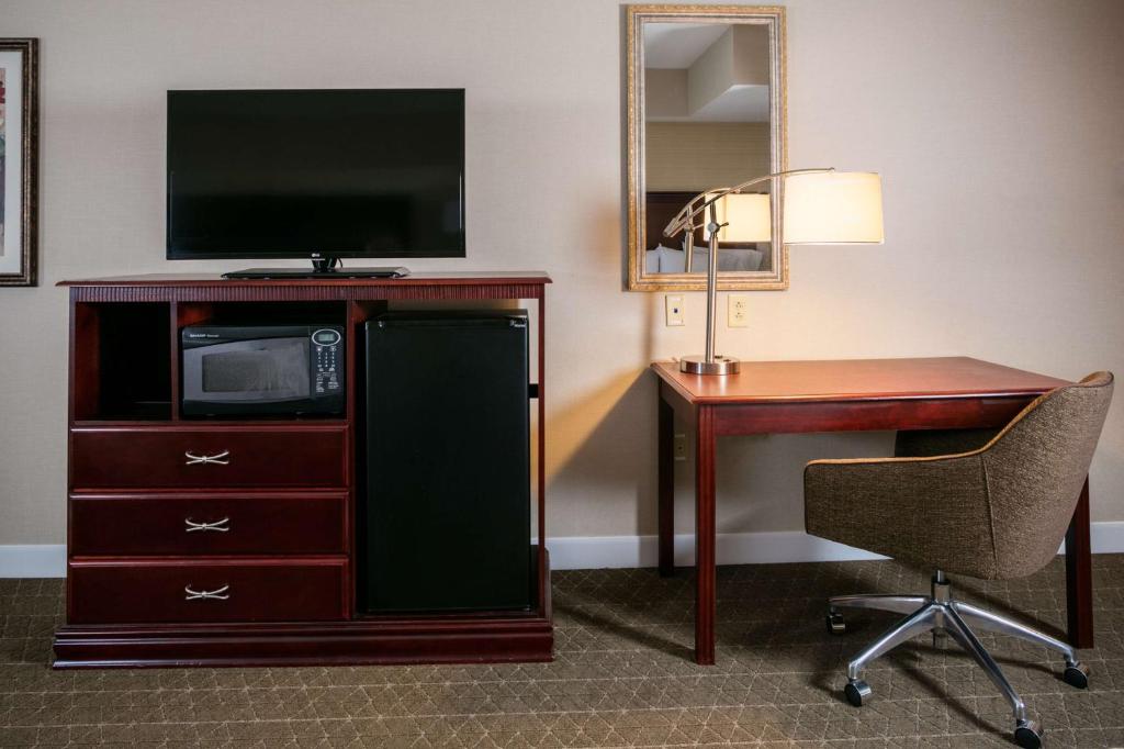 Hampton Inn & Suites Toledo-Perrysburg - King Room With Sofa Bed And Study - Non-Smoking