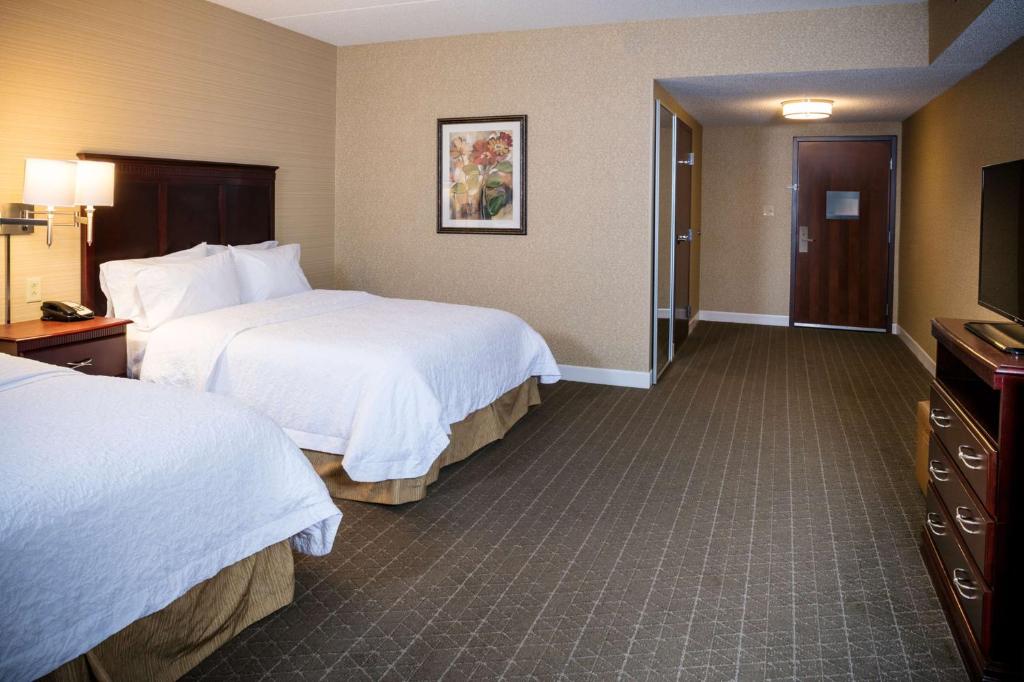 Hampton Inn & Suites Toledo-Perrysburg - Room With Two Queen Beds - Non-Smoking
