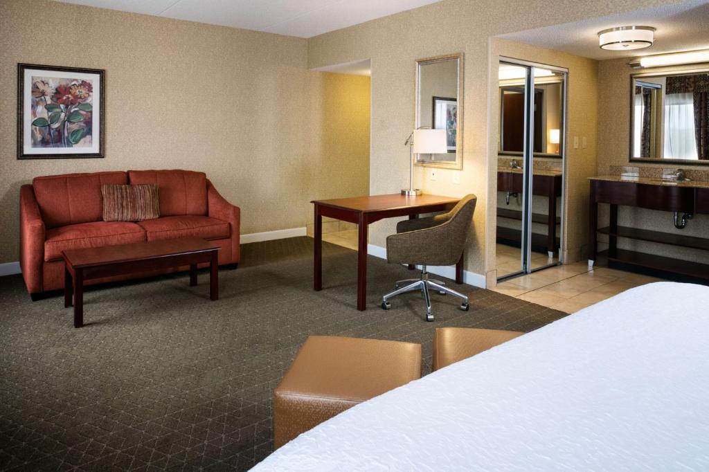 Hampton Inn & Suites Toledo-Perrysburg - King Studio Suite With Sofa Bed - Non-Smoking