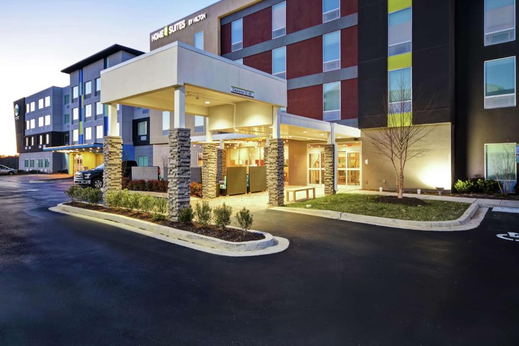 ein Gebäude mit einem Parkplatz davor in der Unterkunft Home2 Suites By Hilton Smyrna Nashville in Smyrna