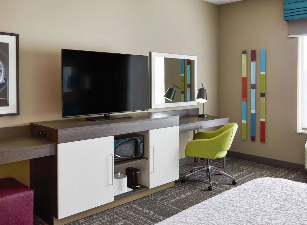 Hampton Inn & Suites Chicago/Waukegan - King Room Met Bankbed