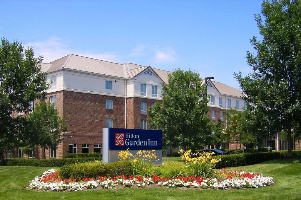 a building with a sign in front of it at Hilton Garden Inn Columbus/Dublin in Dublin