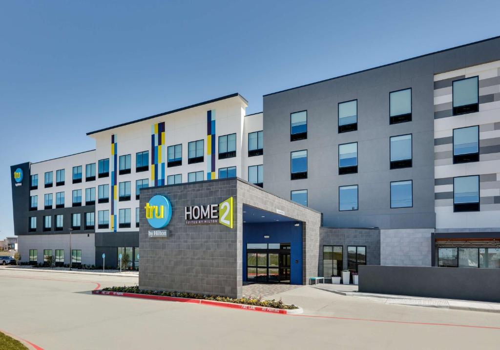 un edificio de oficinas con aku a casa en Tru By Hilton Euless Dfw West, Tx, en Euless