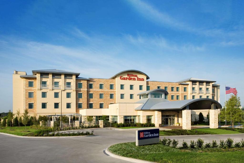 een weergave van de voorkant van een hotel bij Hilton Garden Inn Dallas Richardson in Richardson