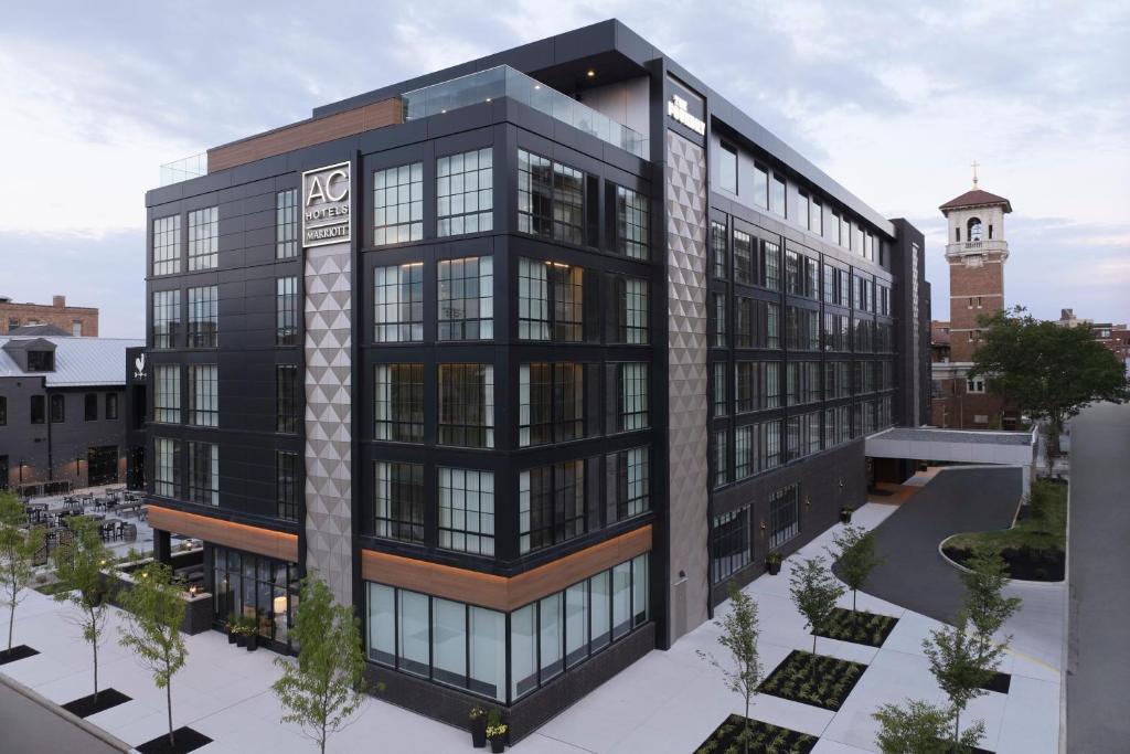 una representación arquitectónica de un edificio con una torre de reloj en AC Hotel by Marriott Dayton en Dayton