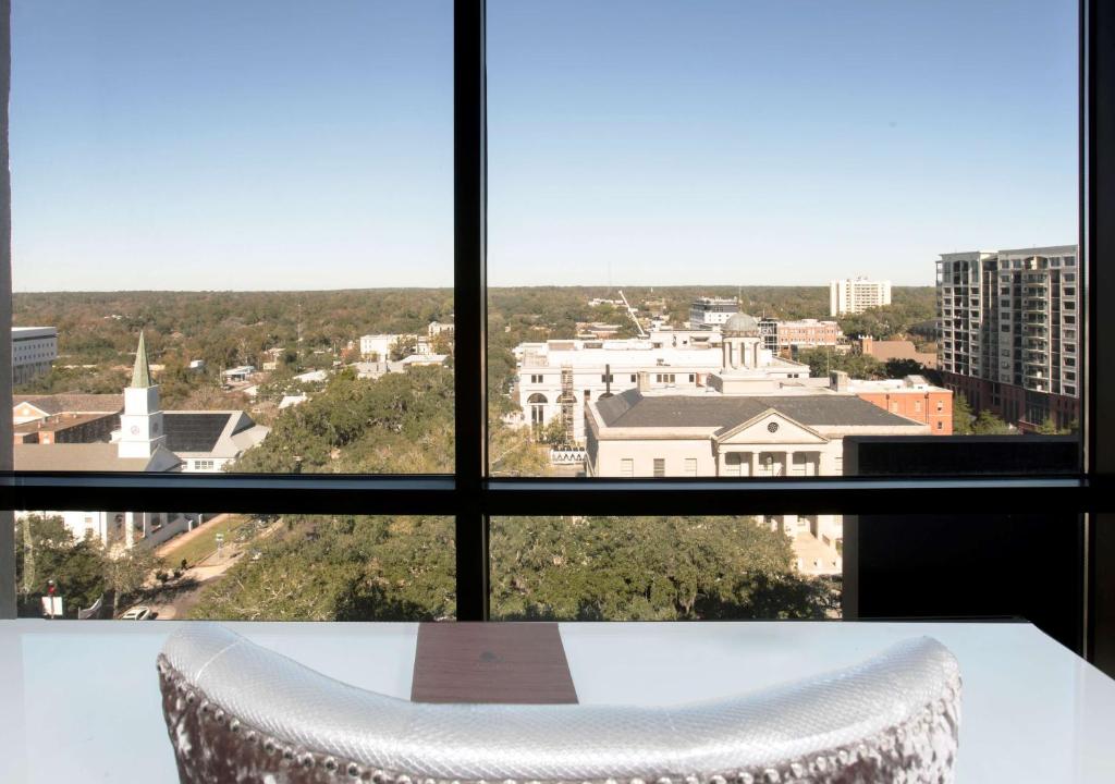 DoubleTree by Hilton Hotel Tallahassee - Deluxe King Room - Ayude Accesible/no Fumar