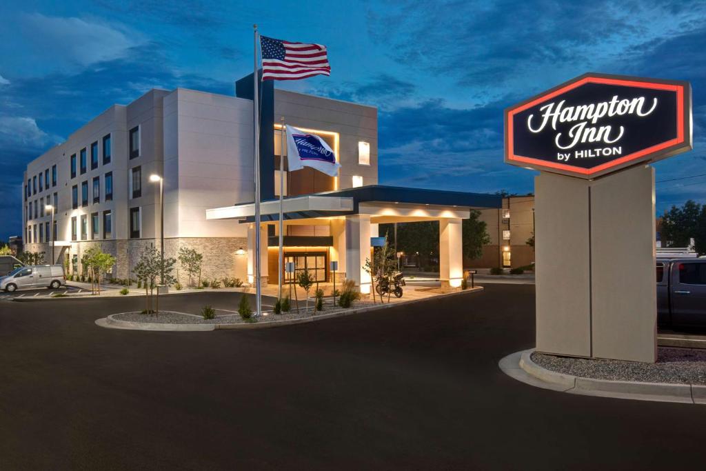 uma placa de estalagem Hampton em frente a um hotel em Hampton Inn Santa Fe South, NM em Santa Fé