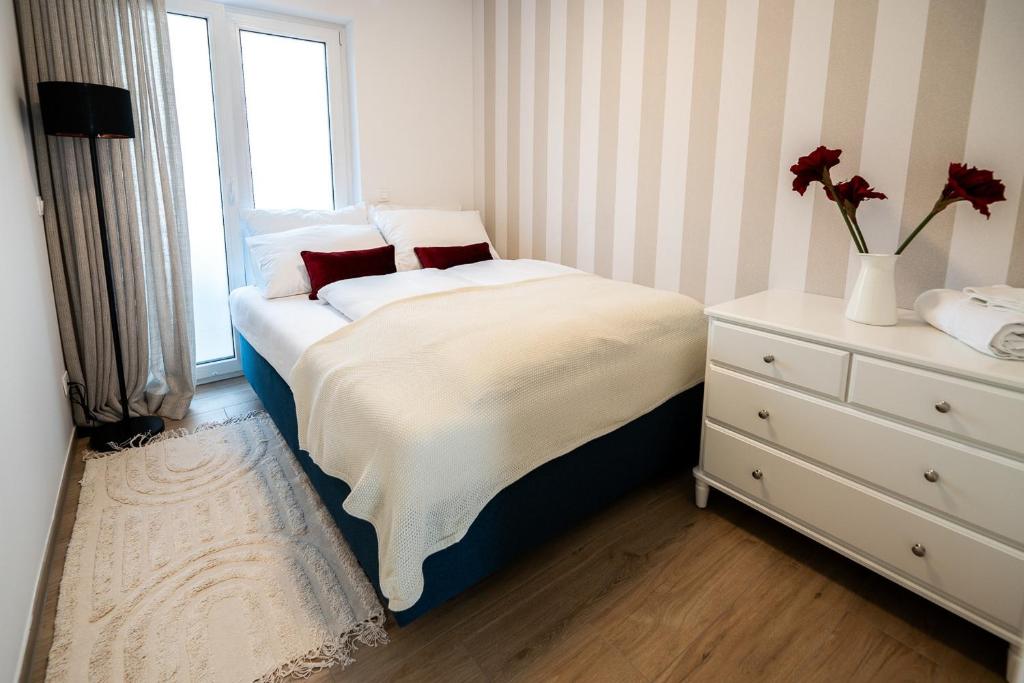 Postel nebo postele na pokoji v ubytování Apartments Kras 24 with Pool