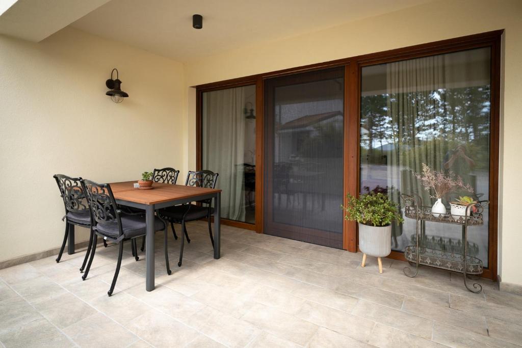 Patio nebo venkovní prostory v ubytování Apartments Kras 24 with Pool