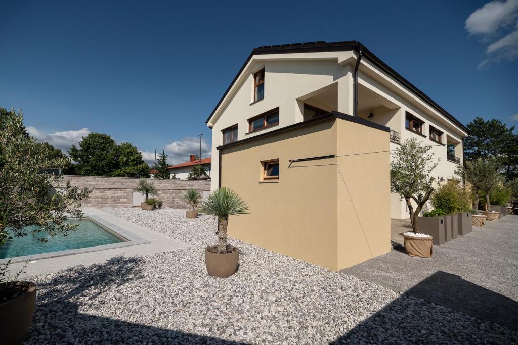 Bazén v ubytování Apartments Kras 24 with Pool nebo v jeho okolí