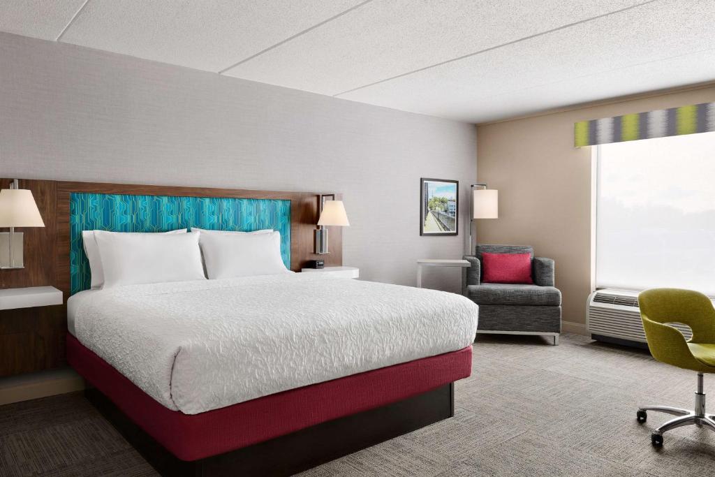 Hampton Inn & Suites West Haven - King Room - Non-Smoking