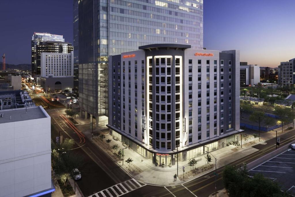 - une vue sur un grand bâtiment d'une ville dans l'établissement Hampton Inn & Suites Phoenix Downtown, à Phoenix