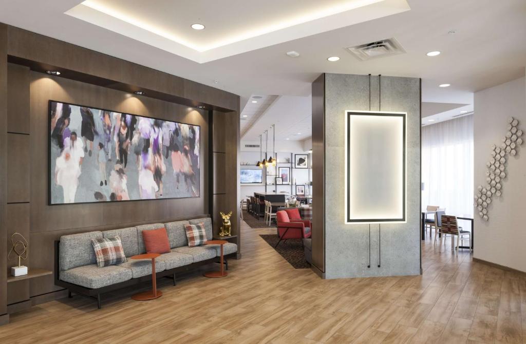 Hampton Inn & Suites Phoenix Downtownにあるテレビまたはエンターテインメントセンター