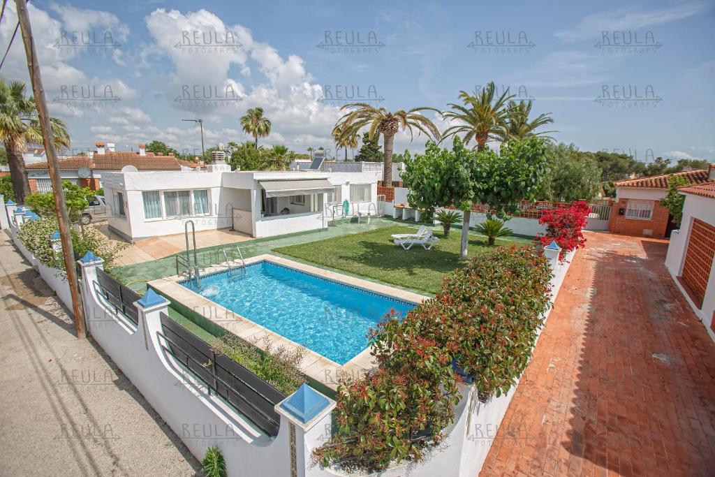 an aerial view of a house with a swimming pool at Adaptados 32 in Vinaròs