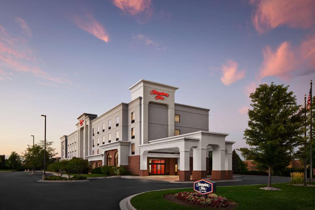 una representación de un hotel con un cartel delante en Hampton Inn Indianapolis Northwest - Park 100, en Indianápolis