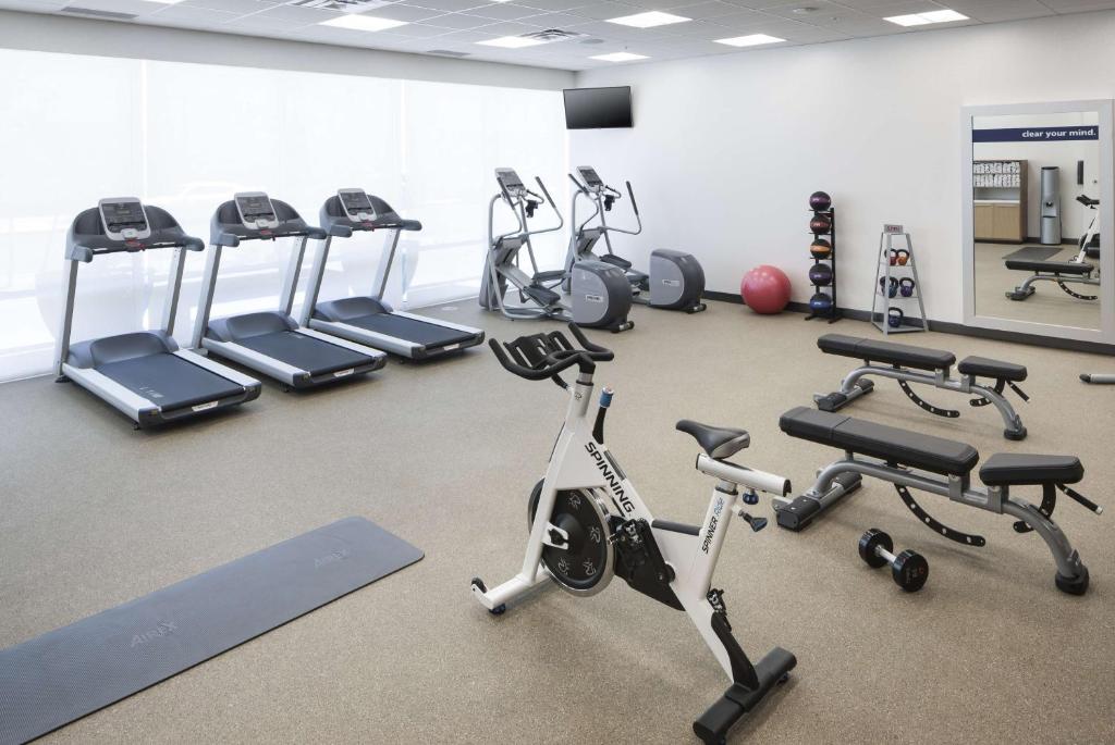 Hampton Inn & Suites Phoenix Downtownにあるフィットネスセンターまたはフィットネス設備