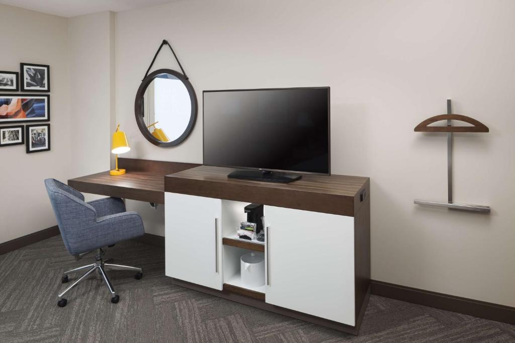 Hampton Inn & Suites Phoenix Downtownにあるテレビまたはエンターテインメントセンター