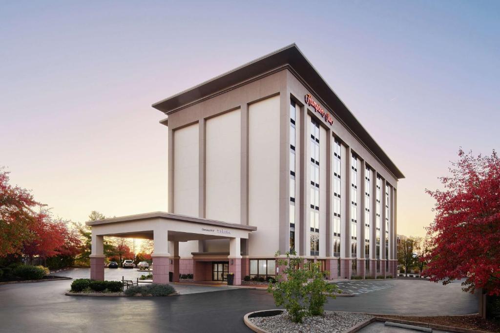 a rendering of the front of a hotel at Hampton Inn Philadelphia/King of Prussia - Valley Forge in King of Prussia