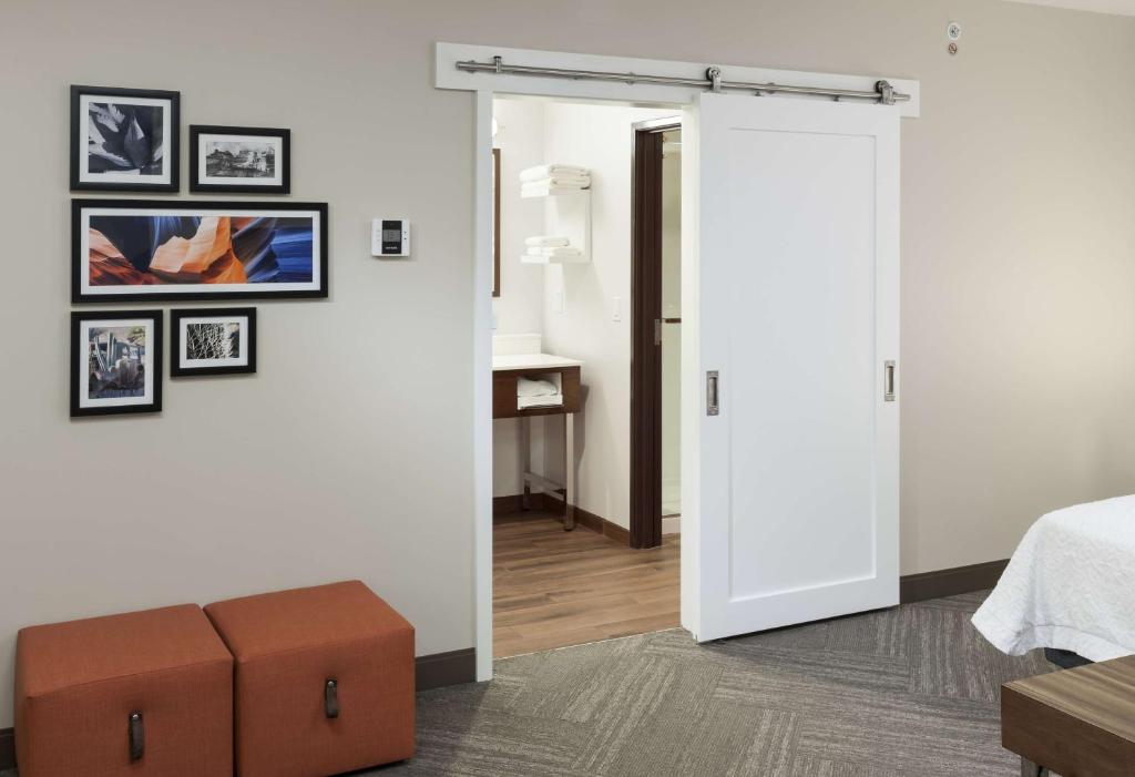 Hampton Inn & Suites Phoenix Downtownにあるベッド
