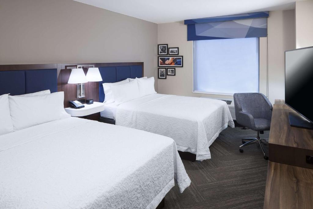 Hampton Inn & Suites Phoenix Downtownにあるベッド