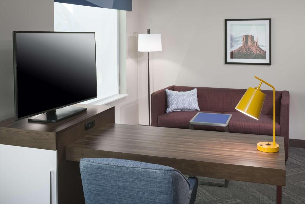 Hampton Inn & Suites Phoenix Downtownにあるテレビまたはエンターテインメントセンター