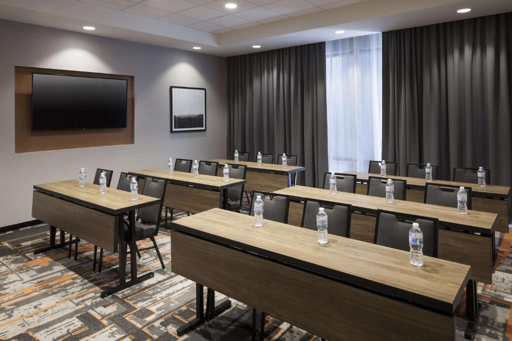 Hampton Inn & Suites Phoenix Downtownにあるテレビまたはエンターテインメントセンター