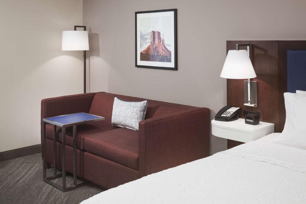 Hampton Inn & Suites Phoenix Downtownにあるベッド