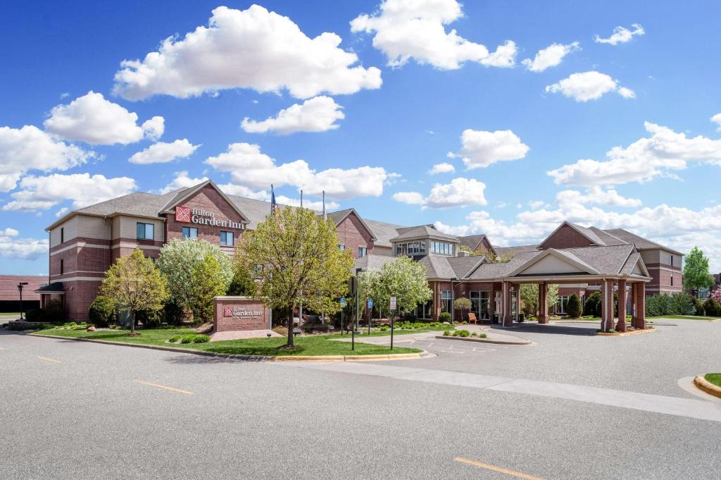 un estacionamiento frente a un edificio en Hilton Garden Inn Minneapolis Maple Grove, en Maple Grove