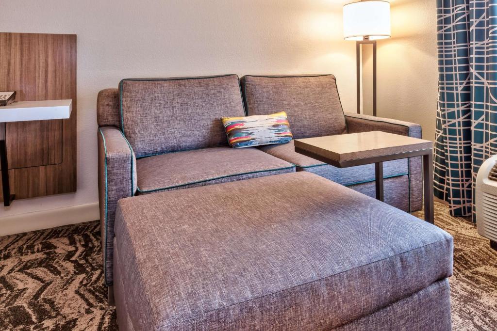 Hilton Garden Inn Minneapolis Maple Grove - King Room Met Bankbed - Niet -roken