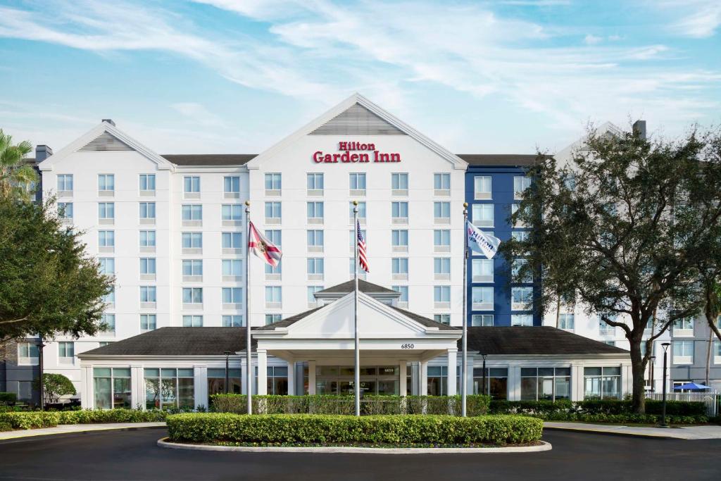 una rappresentazione della locanda con giardino dell'hotel di Hilton Garden Inn Orlando at SeaWorld a Orlando