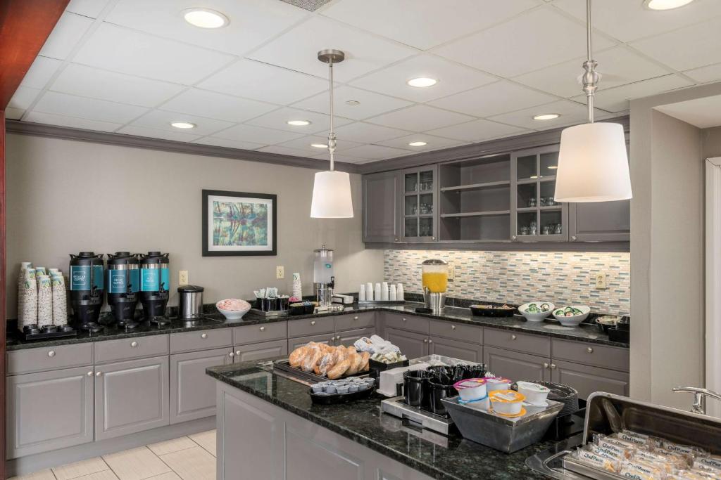 Kuchyň nebo kuchyňský kout v ubytování Homewood Suites by Hilton Mount Laurel