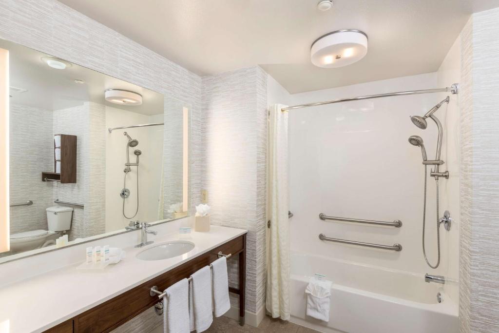 Koupelna v ubytování Homewood Suites by Hilton Mount Laurel