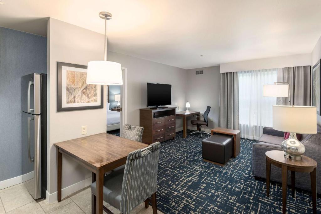 TV a/nebo společenská místnost v ubytování Homewood Suites by Hilton Mount Laurel
