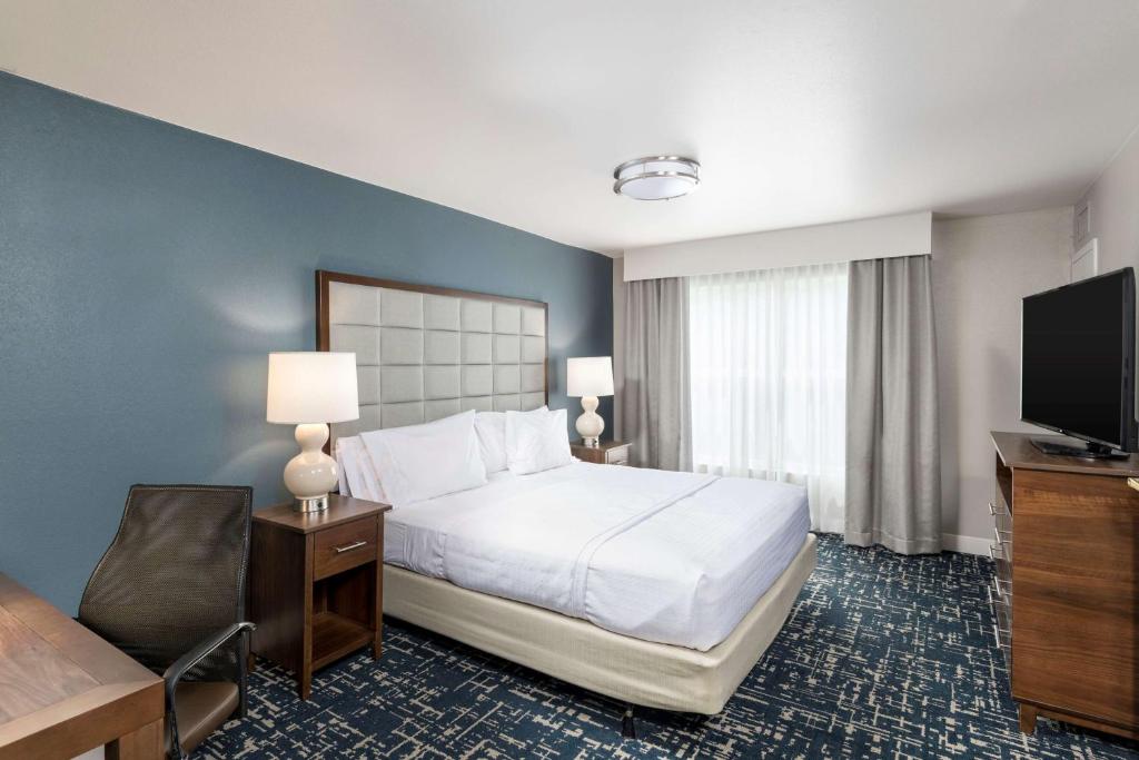 Postel nebo postele na pokoji v ubytování Homewood Suites by Hilton Mount Laurel