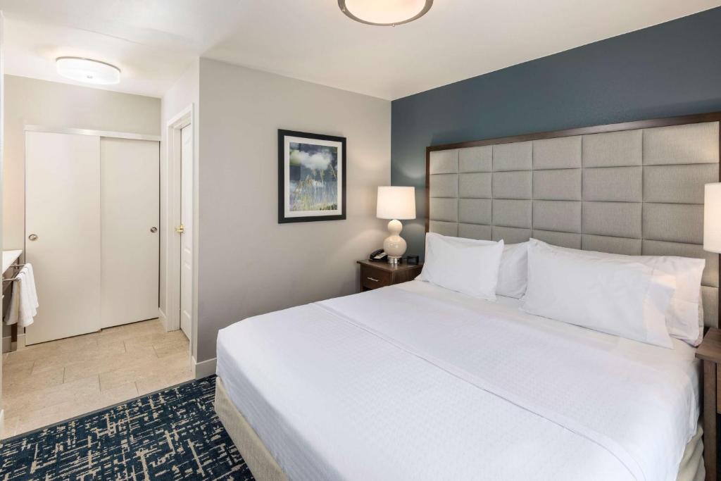 Postel nebo postele na pokoji v ubytování Homewood Suites by Hilton Mount Laurel