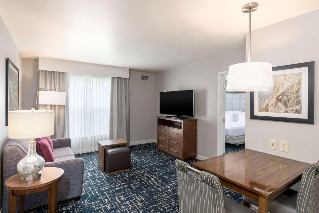 TV a/nebo společenská místnost v ubytování Homewood Suites by Hilton Mount Laurel