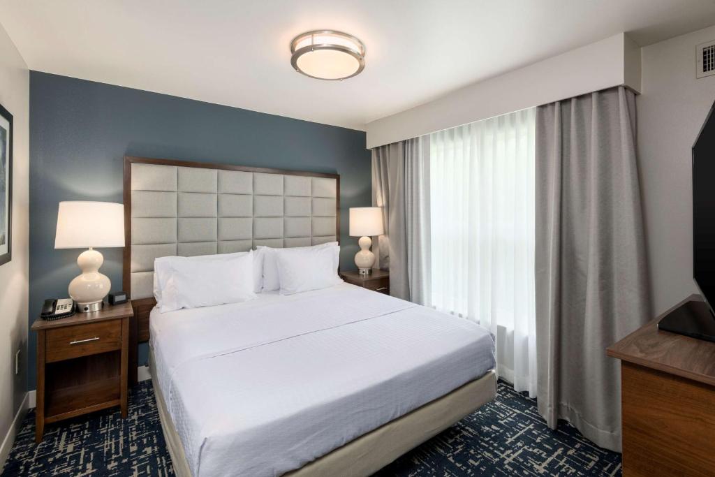Postel nebo postele na pokoji v ubytování Homewood Suites by Hilton Mount Laurel