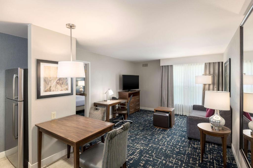 TV a/nebo společenská místnost v ubytování Homewood Suites by Hilton Mount Laurel