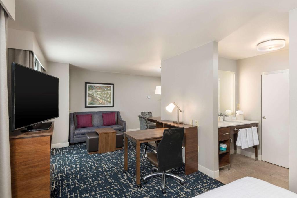 TV a/nebo společenská místnost v ubytování Homewood Suites by Hilton Mount Laurel