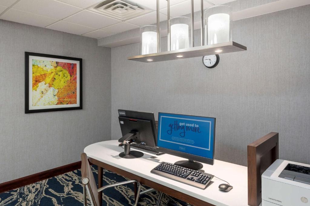 TV a/nebo společenská místnost v ubytování Homewood Suites by Hilton Mount Laurel