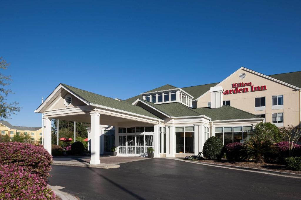 un hotel con un cartel en la parte delantera en Hilton Garden Inn Savannah Airport en Savannah