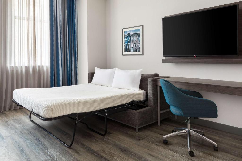 Hampton Inn & Suites Baltimore Inner Harbor photo