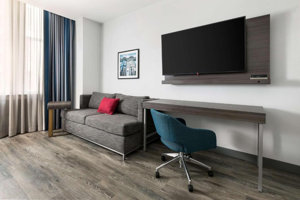 Hampton Inn & Suites Baltimore Inner Harbor photo