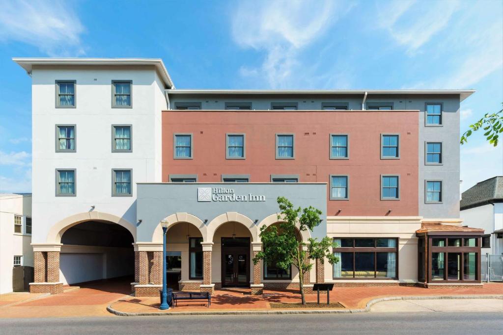 una representación de la parte delantera de un hotel en Hilton Garden Inn Annapolis Downtown, en Annapolis