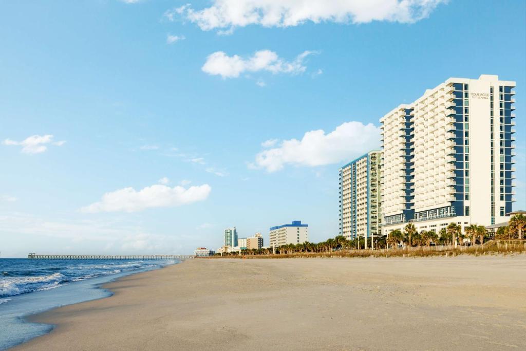 uma vista para uma praia com edifícios e o oceano em Homewood Suites by Hilton Myrtle Beach Oceanfront em Myrtle Beach